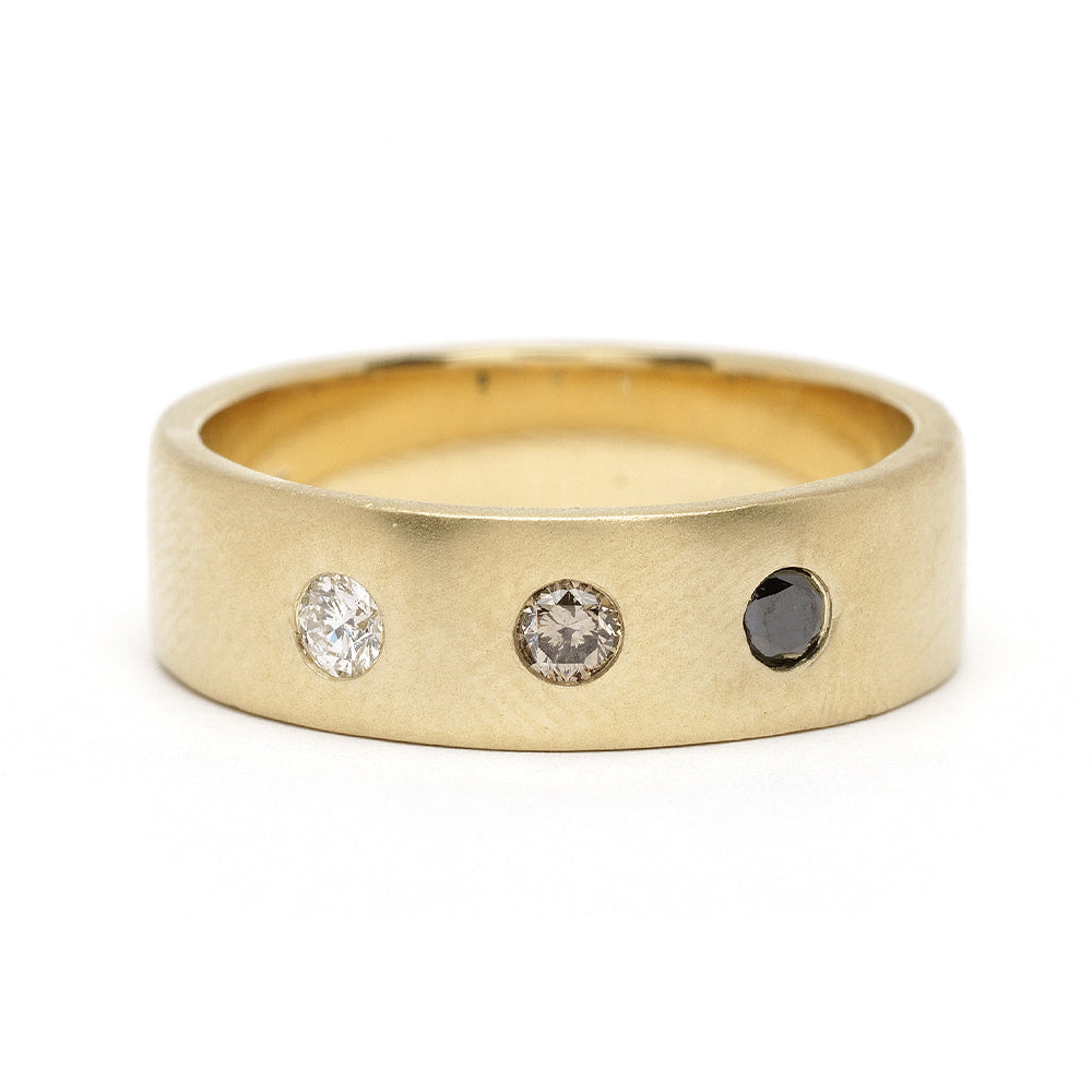 Dusk till Dawn II by GN-R5 3 stone engagement ring in shiny gold with an understated three-stone look