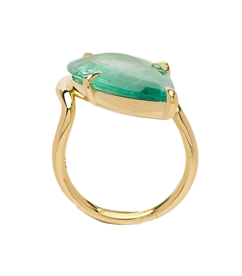 Aura Sofia Kaman ring in yellow gold with emerald-green oval gemstone, polished and bold.