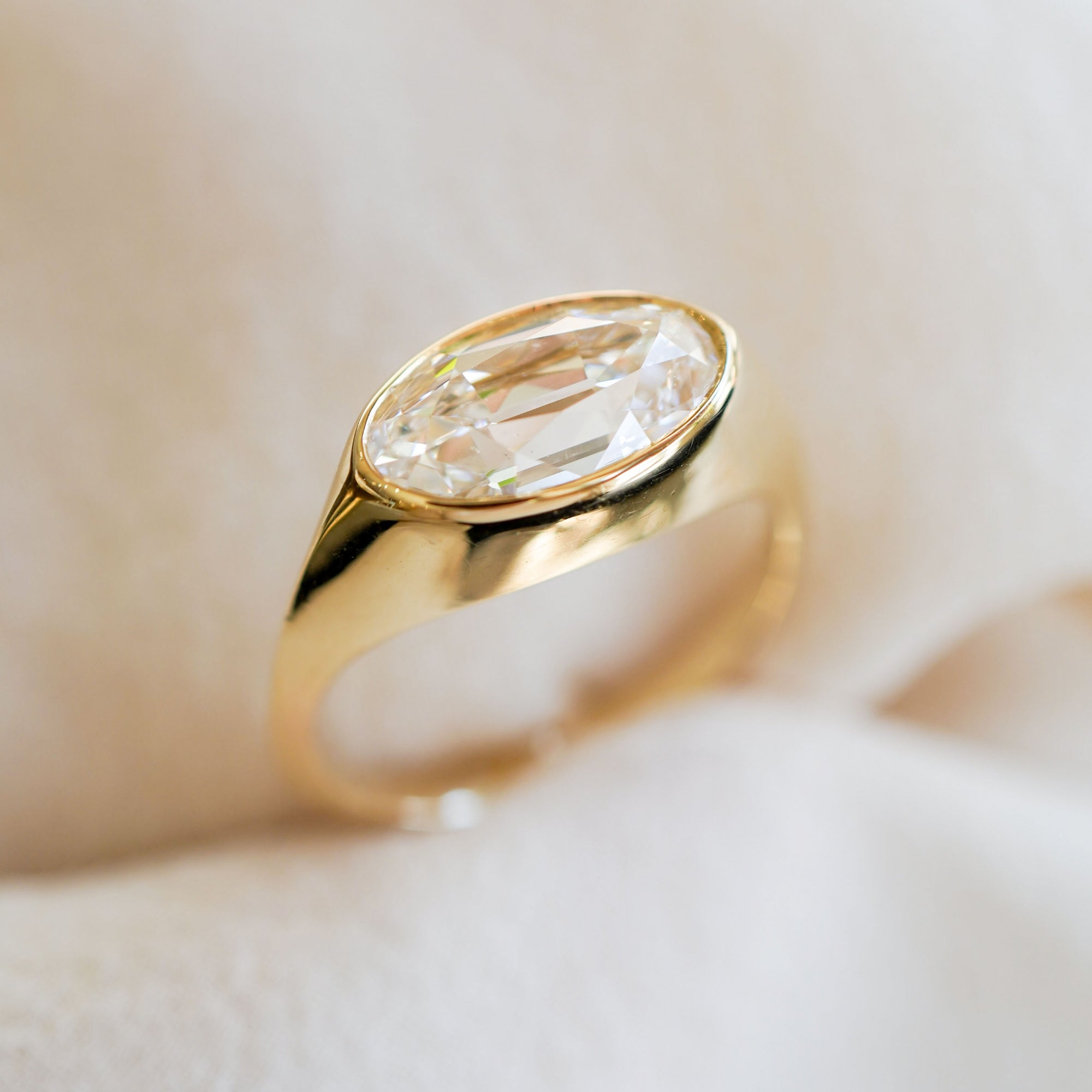 Tristan SK-R113-LGD-EW-OMC-OV-2.34 understated gold ring with oval brilliant-cut diamond setting