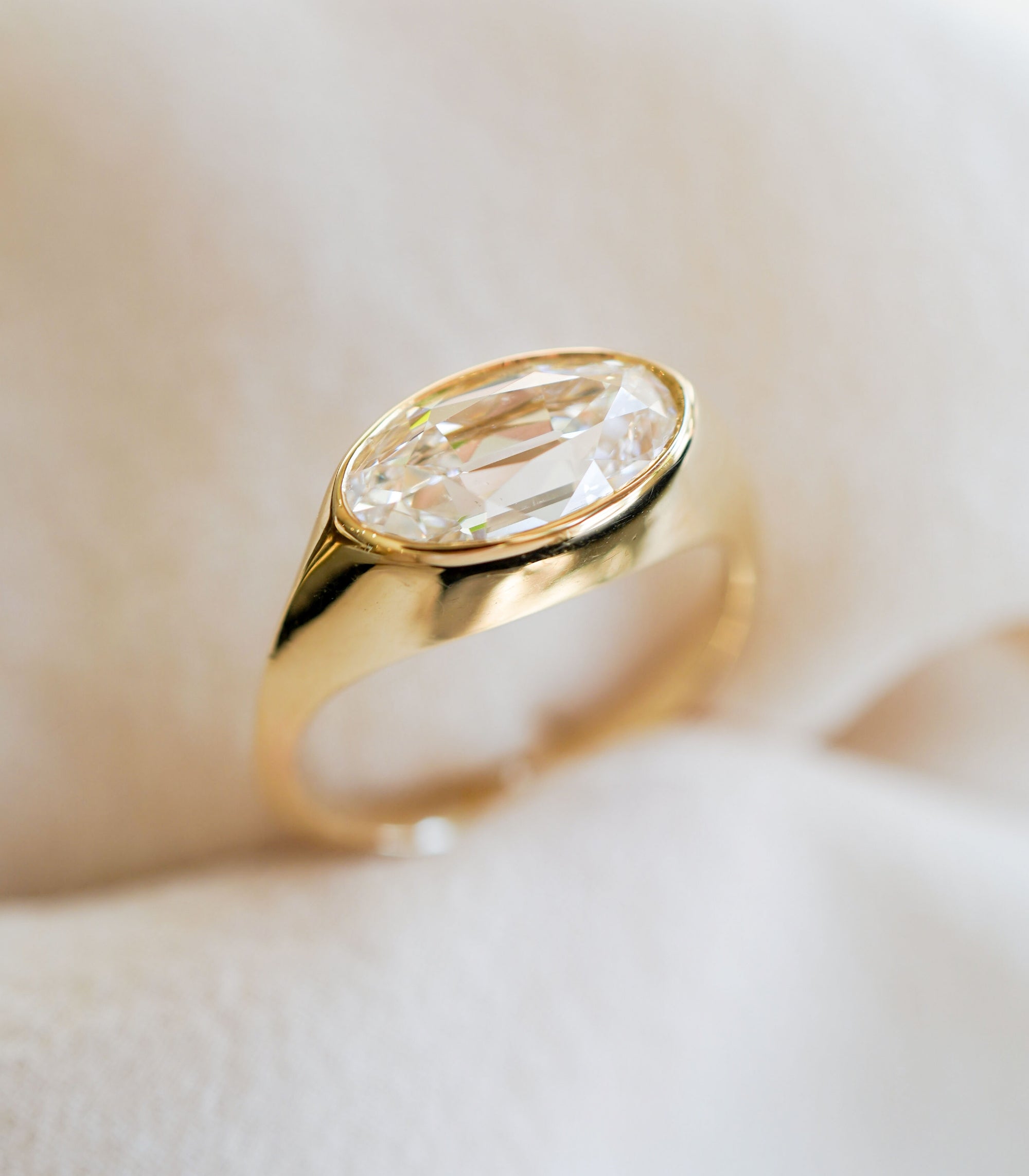 Tristan SK-R113-LGD-EW-OMC-OV-2.34 understated gold ring with oval brilliant-cut diamond setting