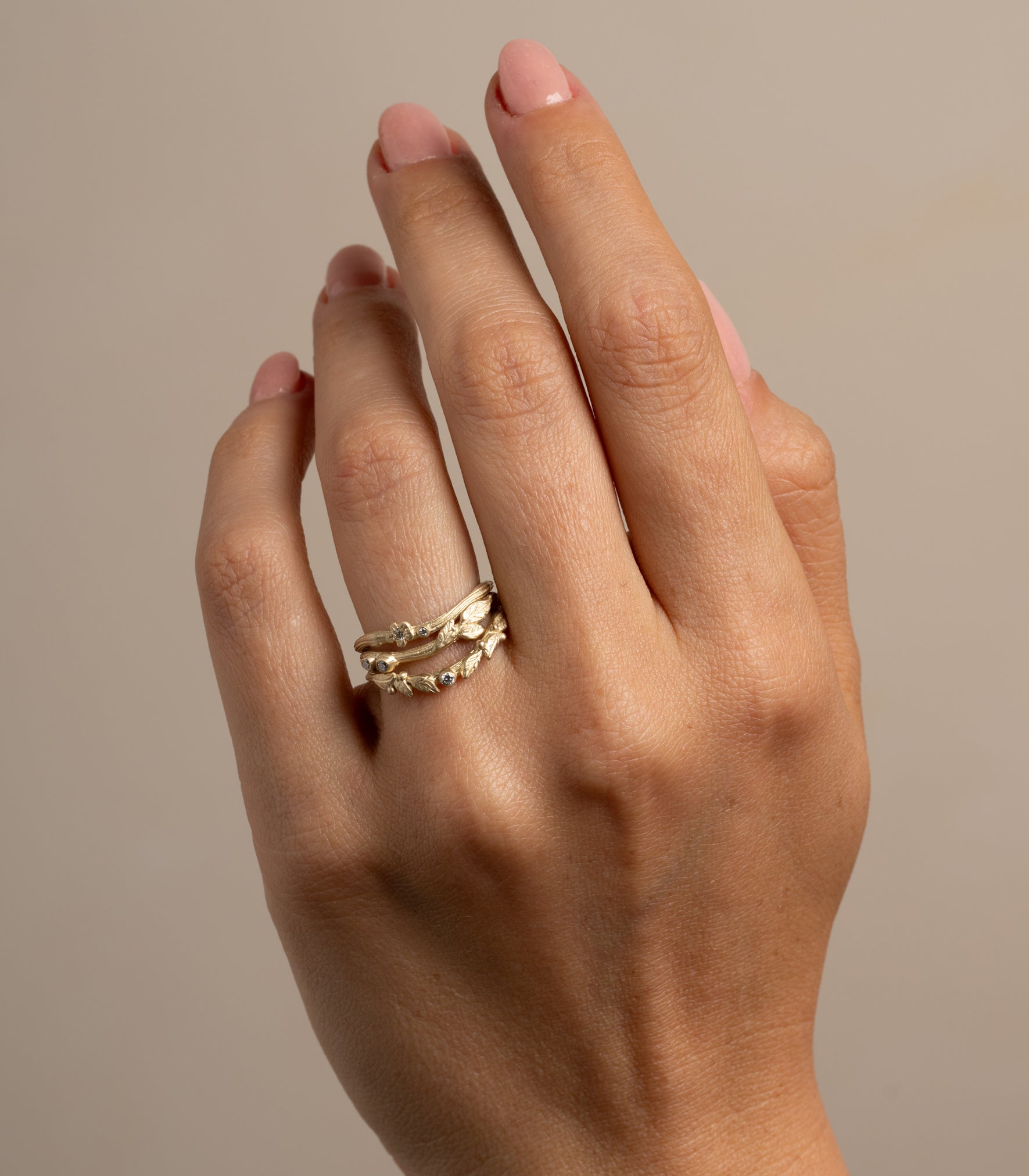 Twig Nesting Band ES-R41 twig motif ring in 14K yellow gold, shiny finish on finger