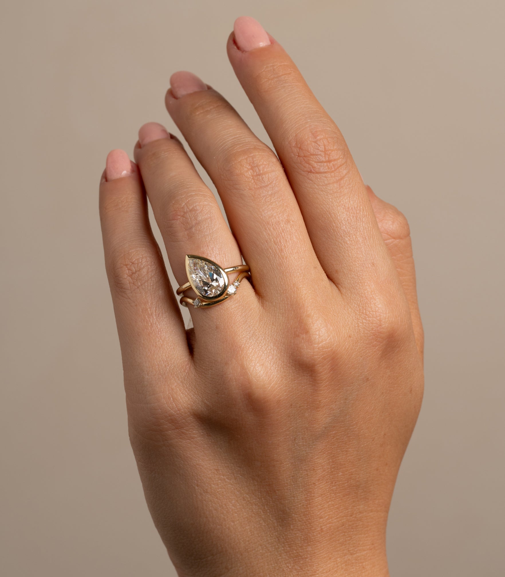 Bille Bezel SK-R94-LGD-TILT-PS-2.79 ring in gold with bezel-set pear-shaped diamond
