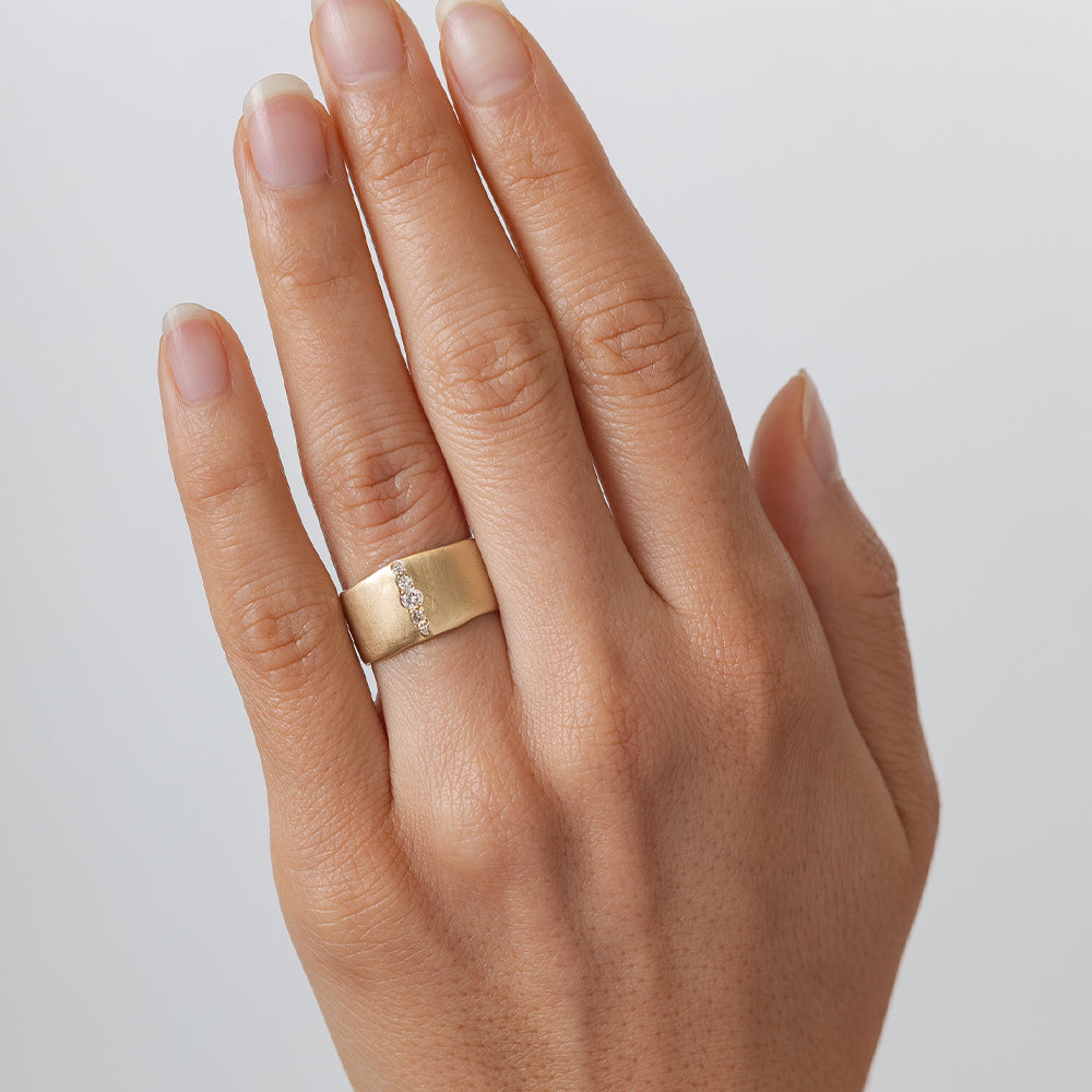 Torn Paper Band With Vertical Diamond Stripe P-R4-Vert band gold with vertical diamond stripe, shiny finish