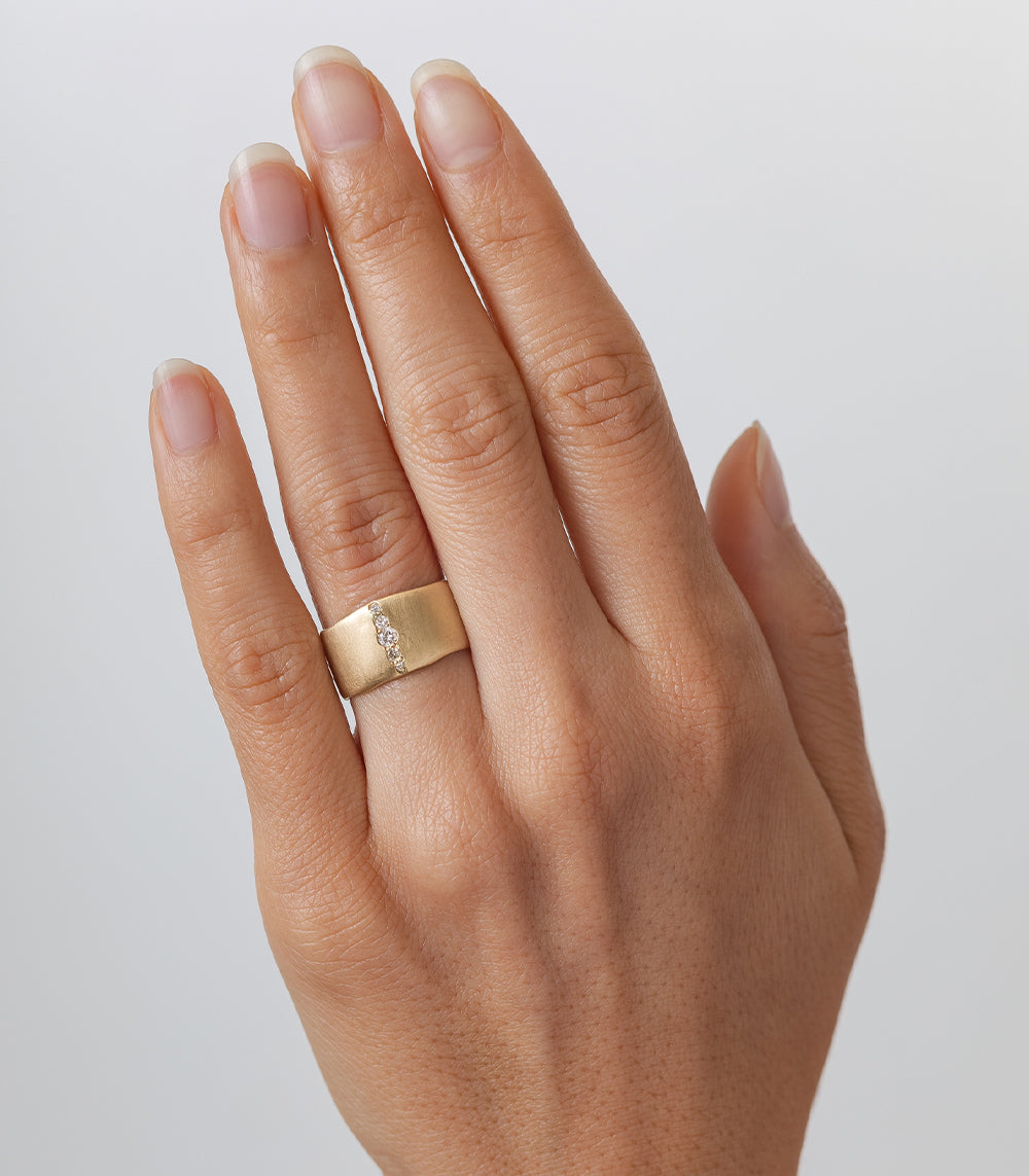 Torn Paper Band With Vertical Diamond Stripe P-R4-Vert band gold with vertical diamond stripe, shiny finish