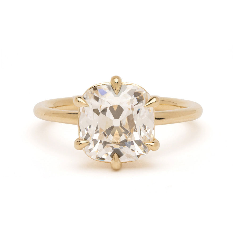 Ella Sofia Kaman diamond ring in yellow gold with a round brilliant center stone setting