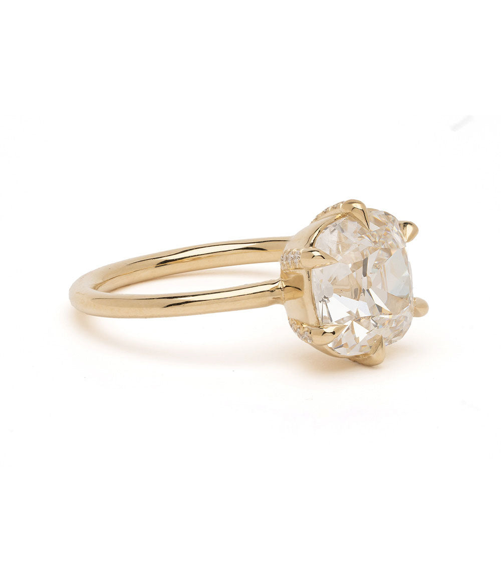 Ella Sofia Kaman unique engagement ring in yellow gold with round diamond solitaire, clear facets