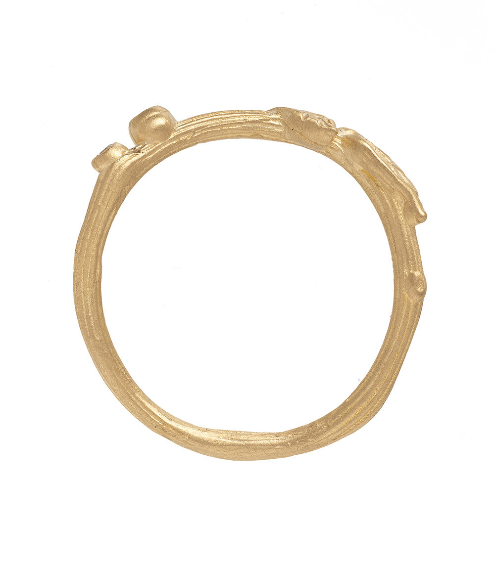 Twig Nesting Band ES-R39 twig-textured 14K yellow gold ring with a light-reflecting shiny finish.