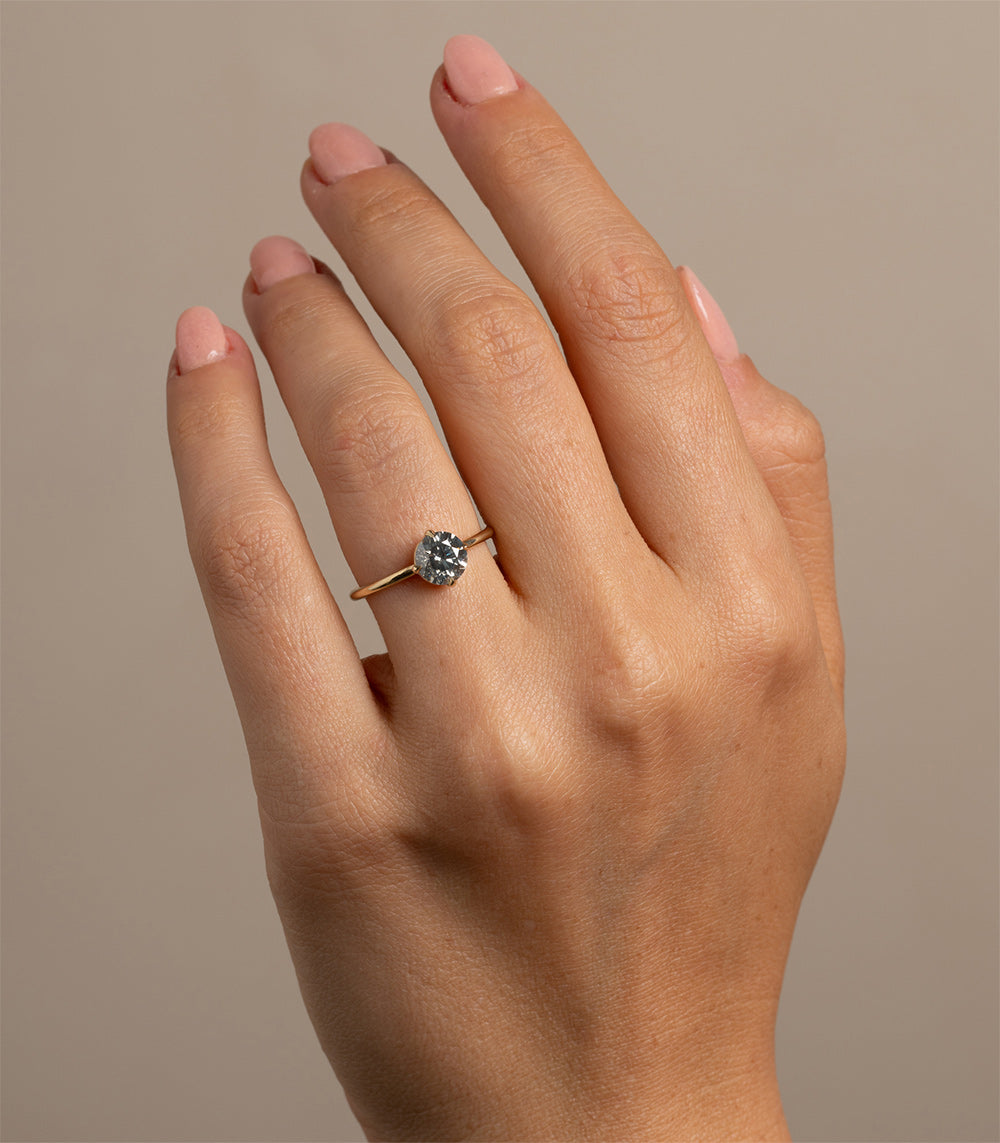 Kate SK-R31-SP-RB-1.30 solitaire ring in yellow gold with a round diamond on the finger