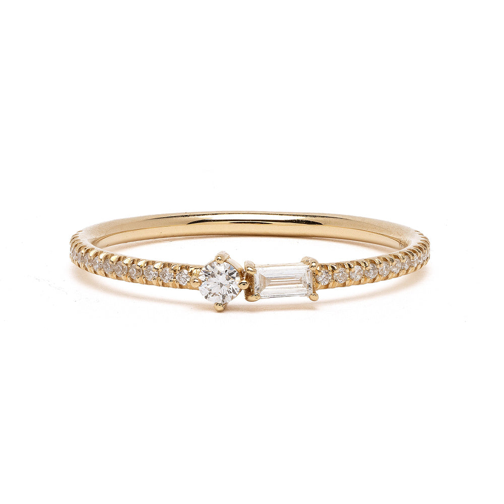 Confetti Band A-R47 ring in 14K yellow gold with shiny pavé diamonds and baguette-cut center stone