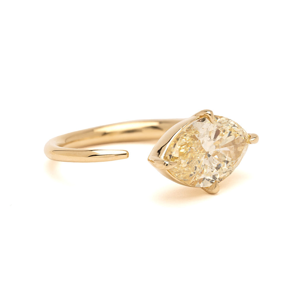 Sloane by Sofia Kaman unique engagement ring in gold with pear-shaped diamond sparkle