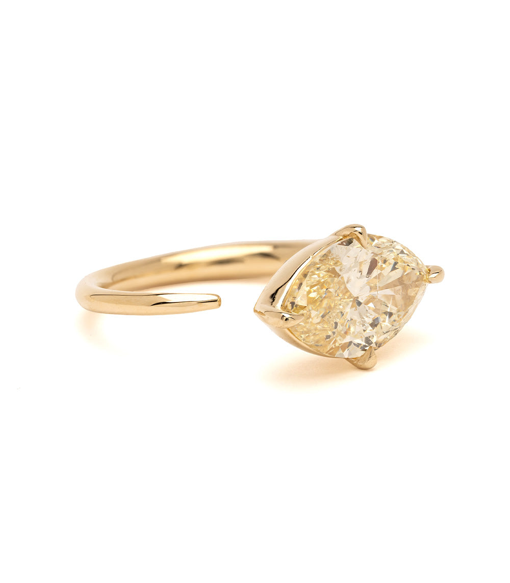 Sloane by Sofia Kaman unique engagement ring in gold with pear-shaped diamond sparkle