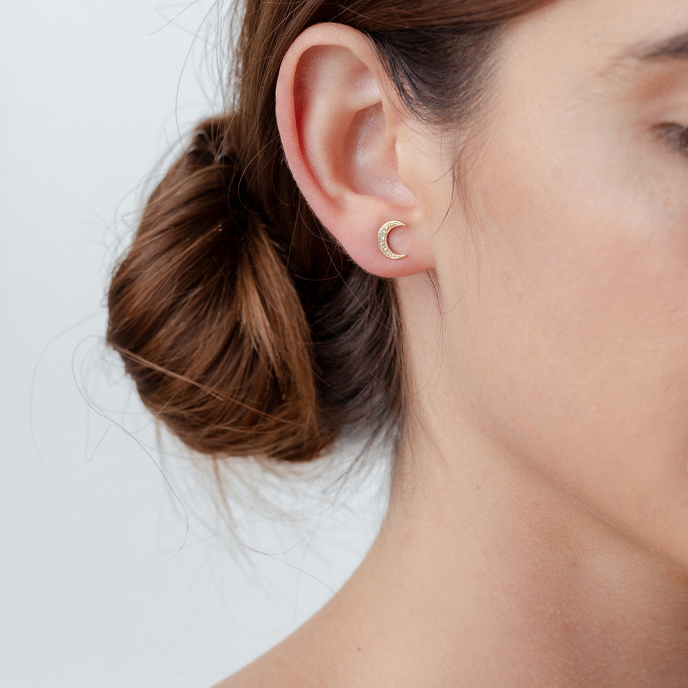 Crescent Moon Stud Earrings ES-E18 in shiny 14K yellow gold with a crescent moon design.