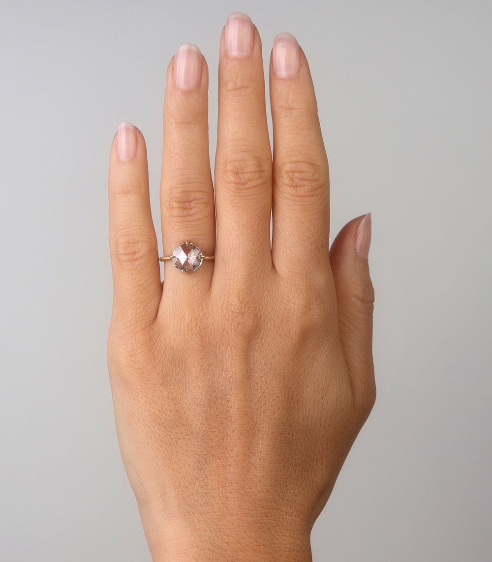 Billie SK-R94-RC-SP-LG engagement ring gold band with round diamond on finger