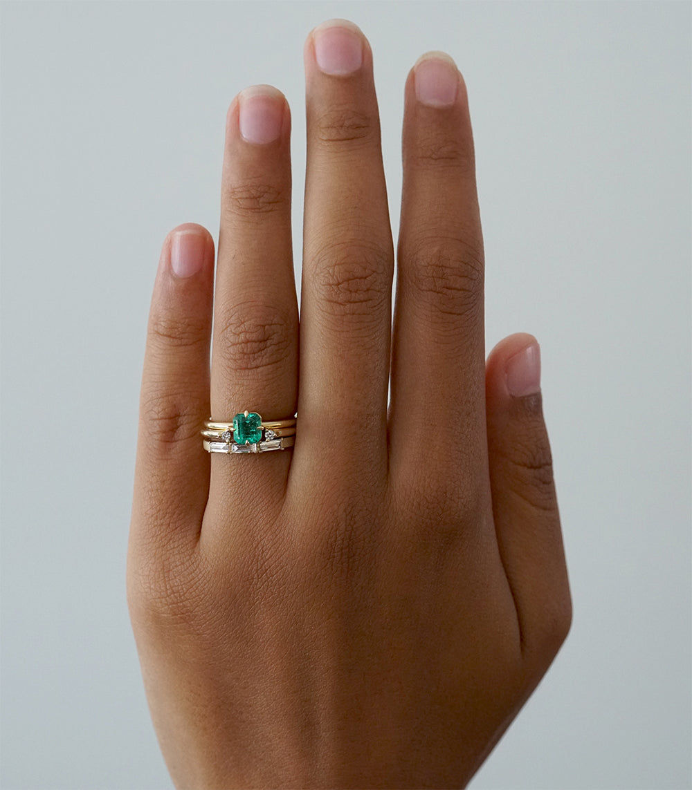 Lunetta A-R33 ring in 14K yellow gold with shiny finish, green center stone and two side stones