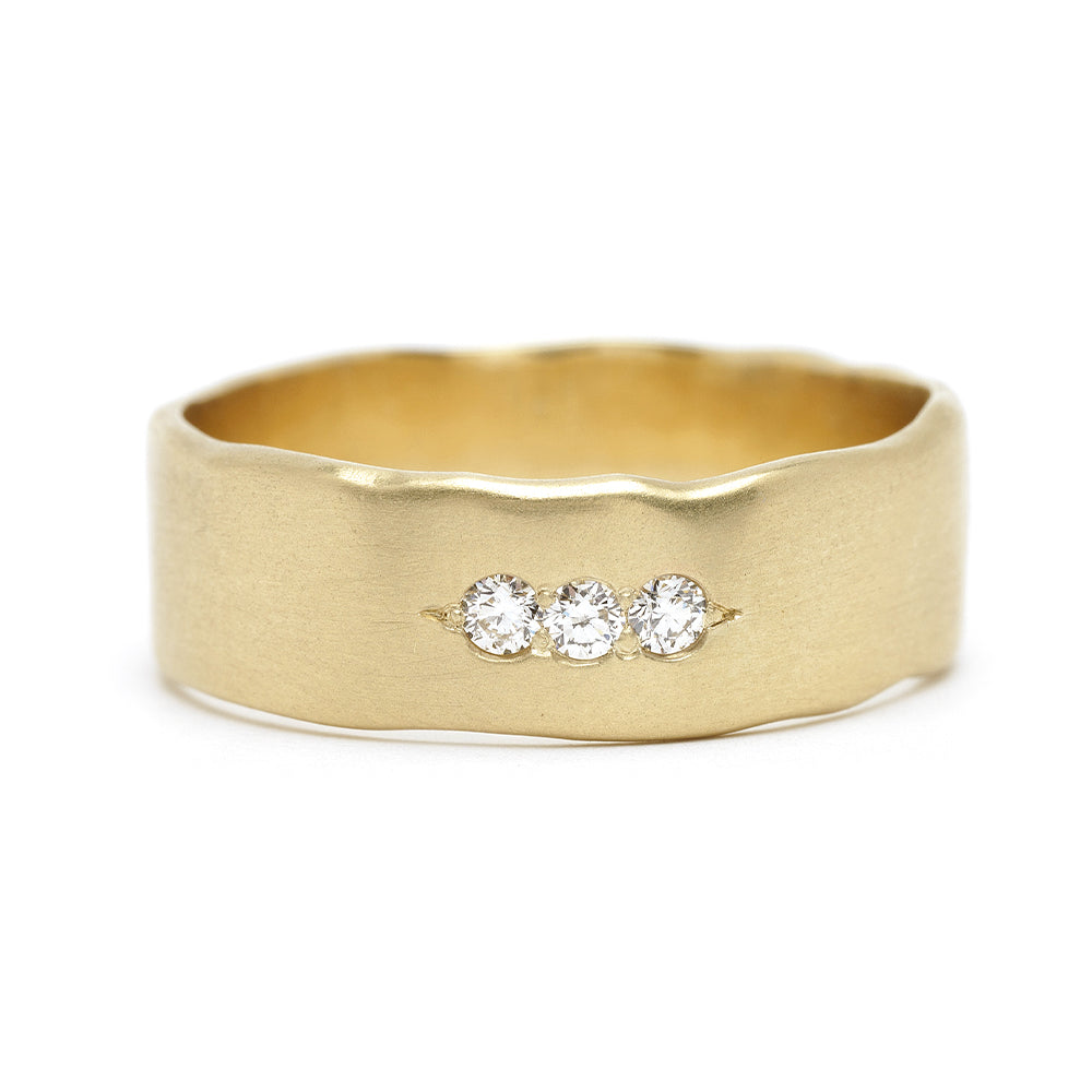 Ducks in a Row P-R3-Horz 3 stone engagement ring in shiny gold with three round diamonds
