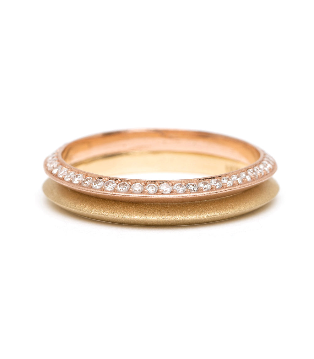 Knife Edge A-R25-D ring in rose gold with shiny pavé diamonds along a slim knife-edge band