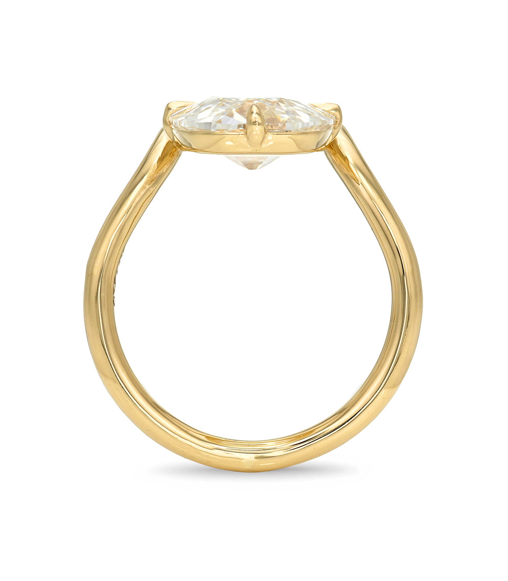 Onda Lite by Sofia Kaman understated unique engagement ring in yellow gold with clear diamond-like stone