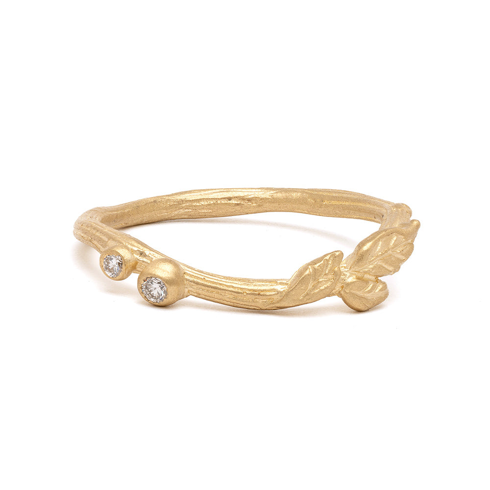 Twig Nesting Band ES-R39 ring in 14K yellow gold with shiny twig texture and small round diamond accents.