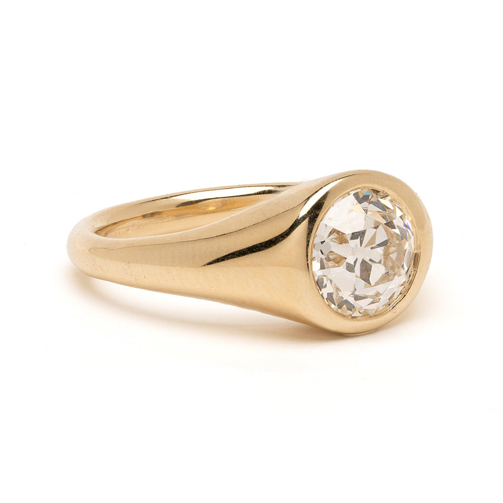 Isolde by Sofia Kaman ring in warm gold with bezel-set round diamond, reflective facets visible
