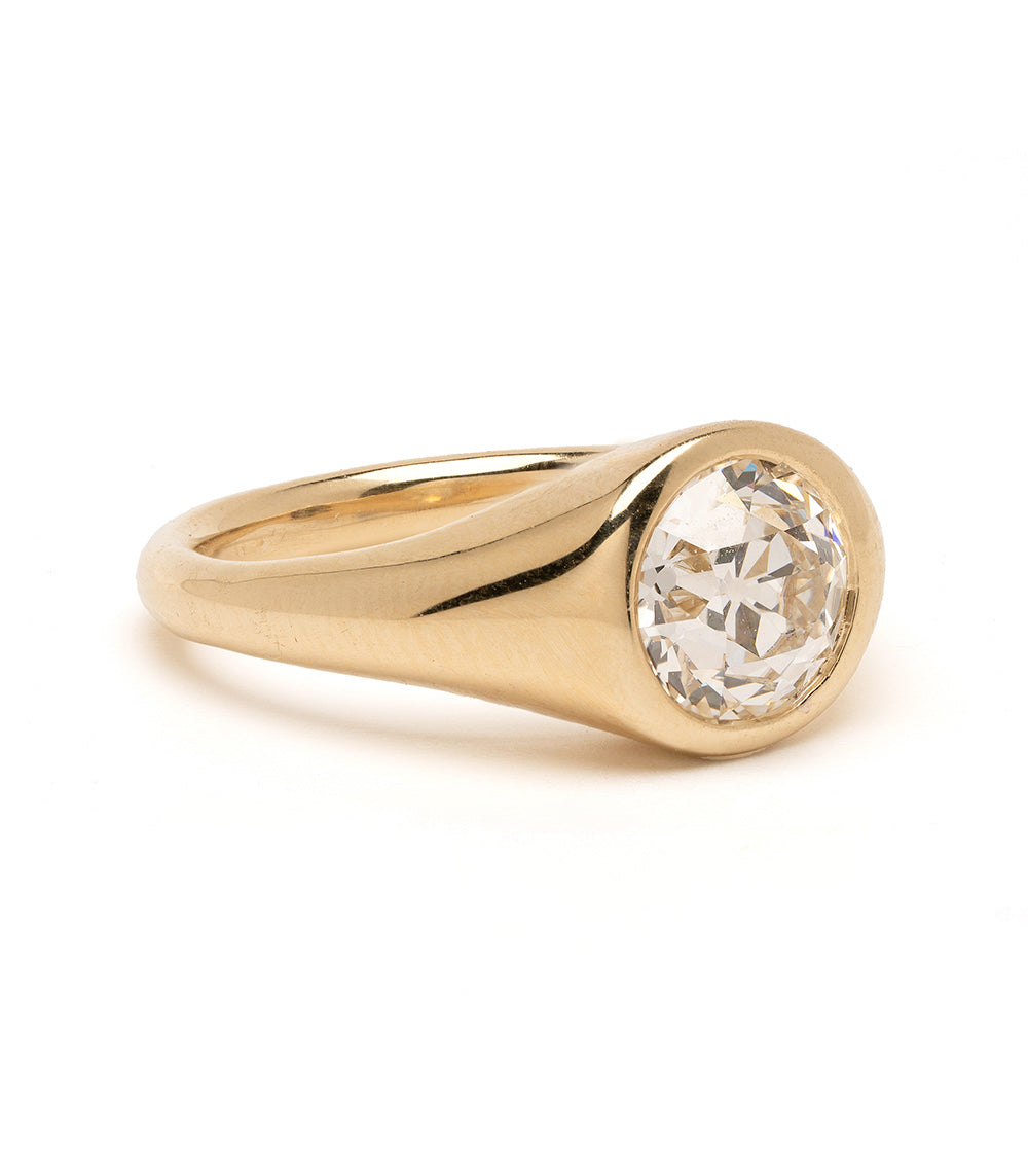 Isolde by Sofia Kaman ring in warm gold with bezel-set round diamond, reflective facets visible