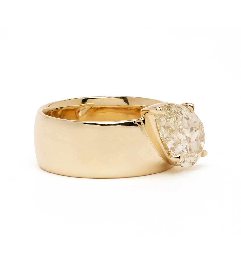Lana by Sofia Kaman diamond ring in yellow gold with a faceted clear stone and rounded setting