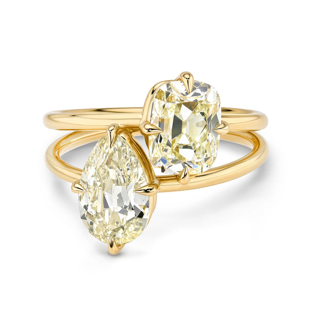 Annika Split Toi et Moi engagement ring by Sofia Kaman in yellow gold, 2 stone engagement ring with two pear-cut diamonds