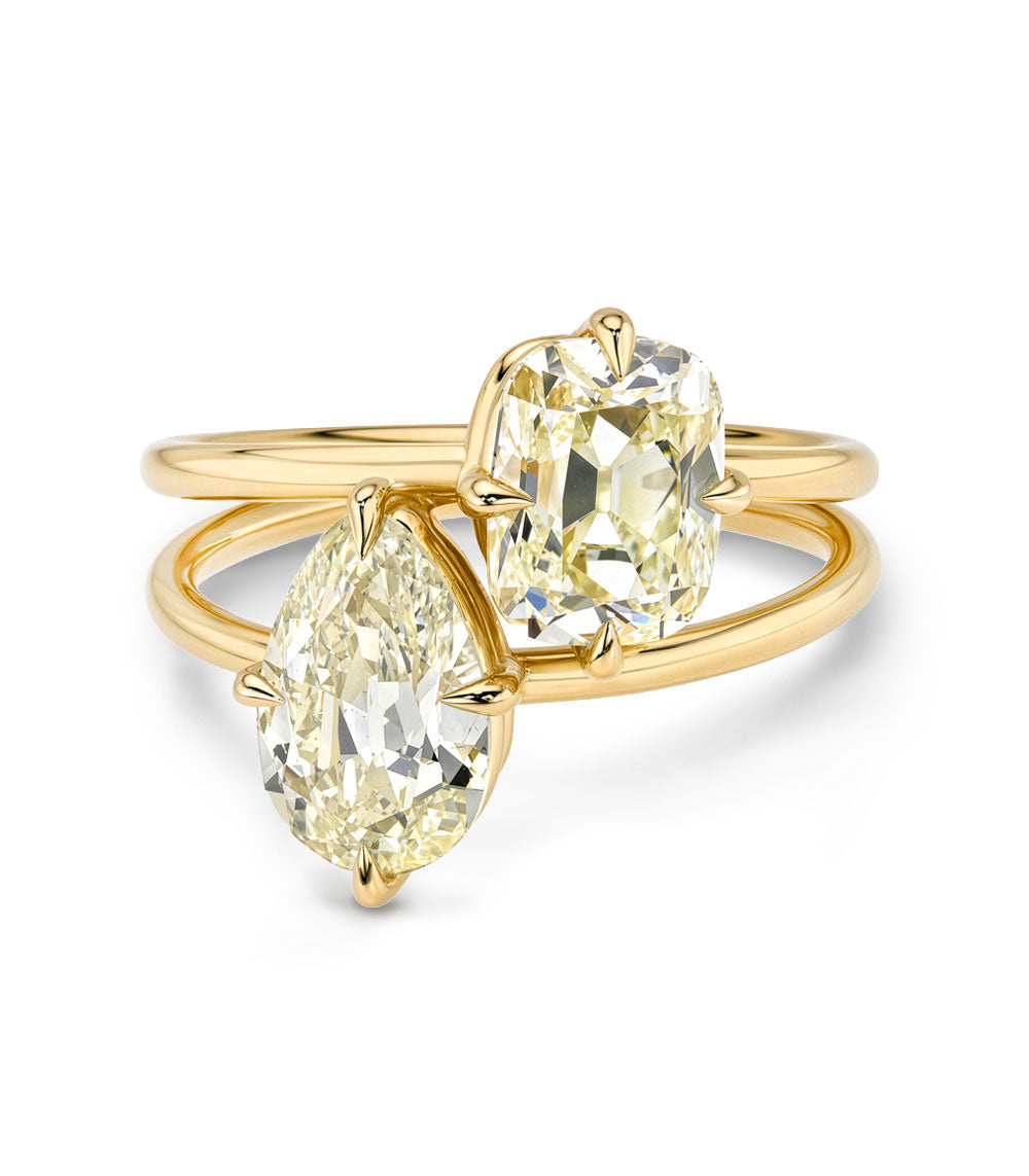 Annika Split Toi et Moi engagement ring by Sofia Kaman in yellow gold, 2 stone engagement ring with two pear-cut diamonds