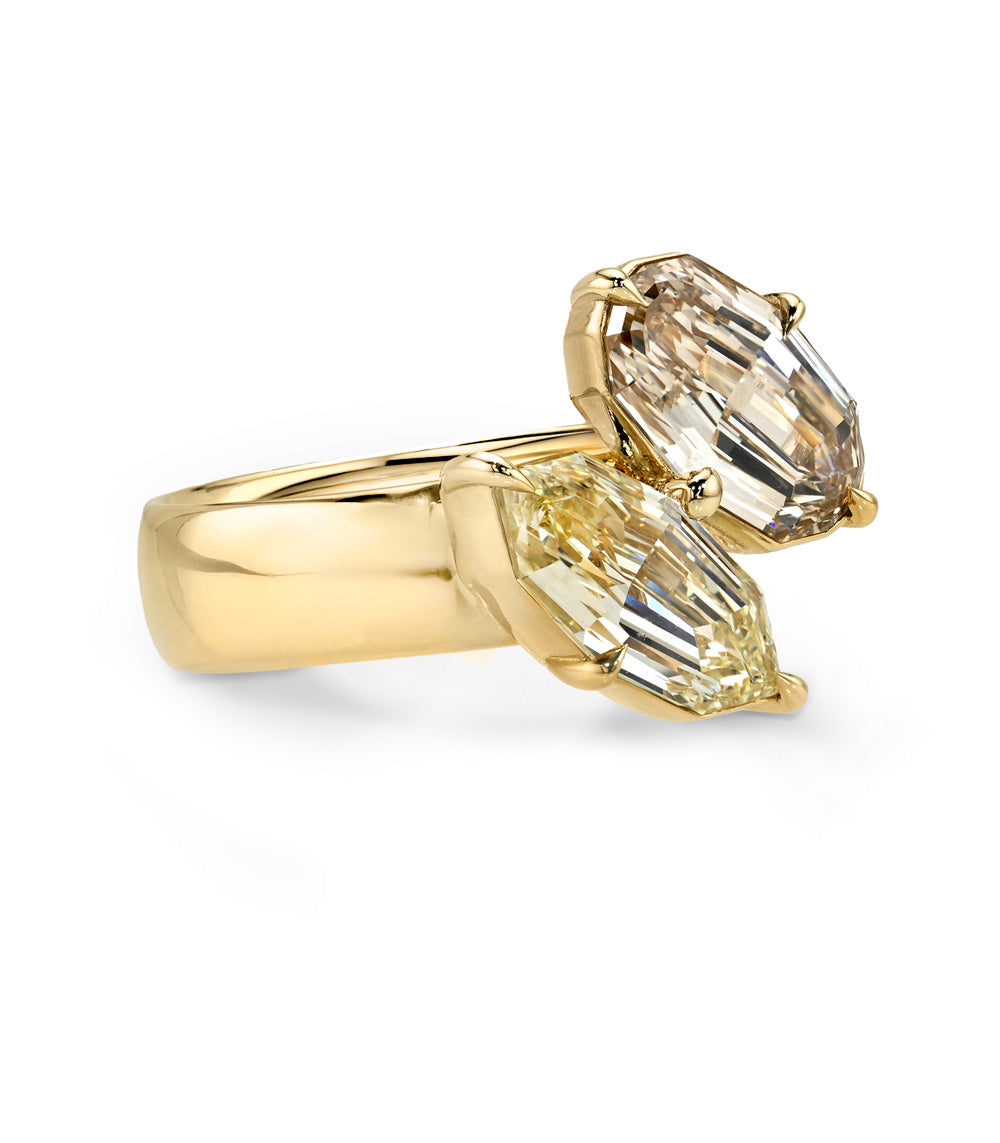 Lana Toi et Moi by Sofia Kaman 2 stone engagement ring in yellow gold with emerald-cut stones