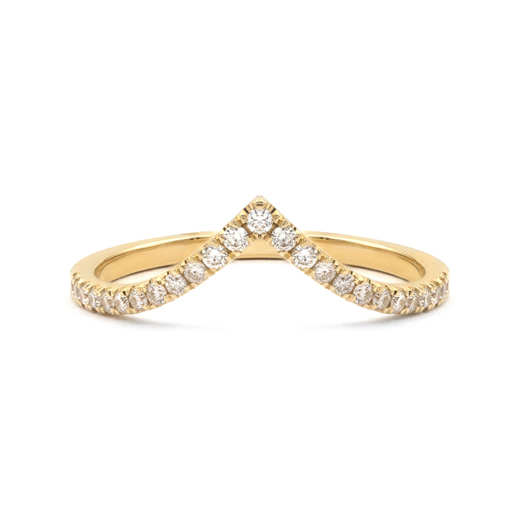 Chevron Band A-R39-P chevron diamond band in 14K yellow gold with shiny pavé and V-shaped setting