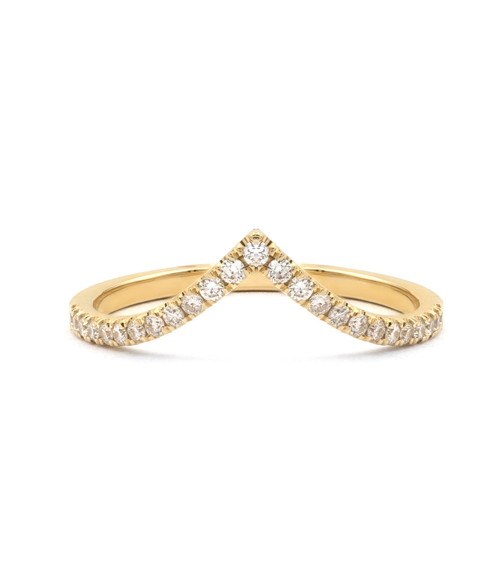 Chevron Band A-R39-P chevron diamond band in 14K yellow gold with shiny pavé and V-shaped setting