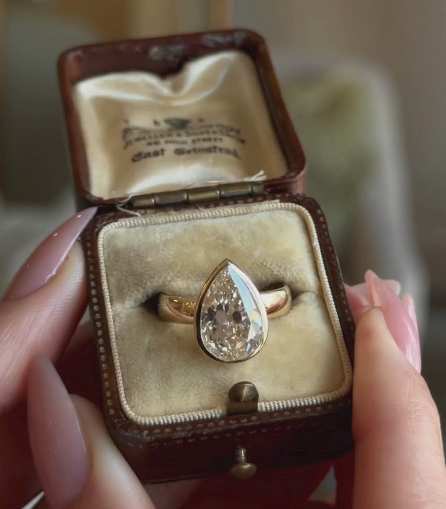 Gold ring with Pear shape diamond