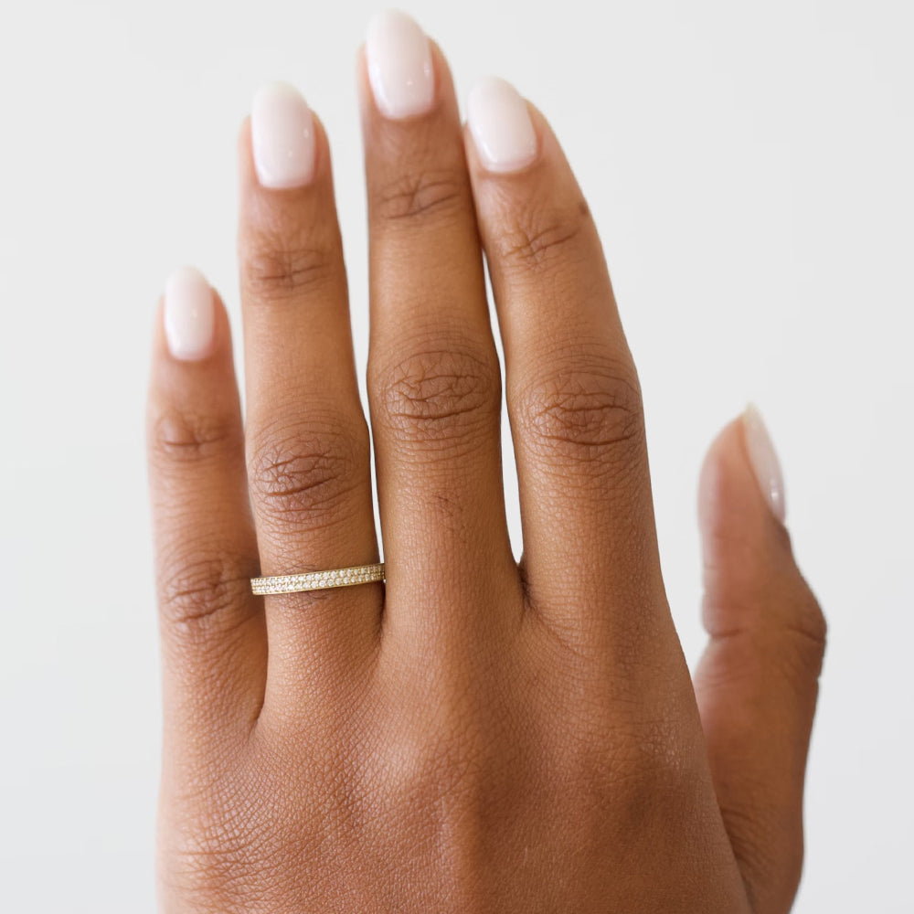 Glitterati by A-R21-2M band ring in shiny gold with slim pave stones on an open hand