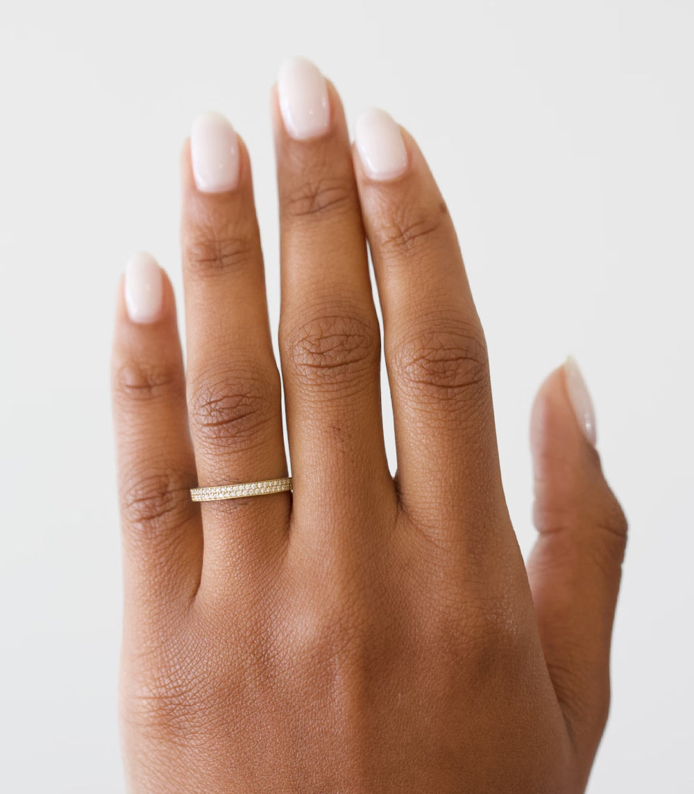 Glitterati by A-R21-2M band ring in shiny gold with slim pave stones on an open hand
