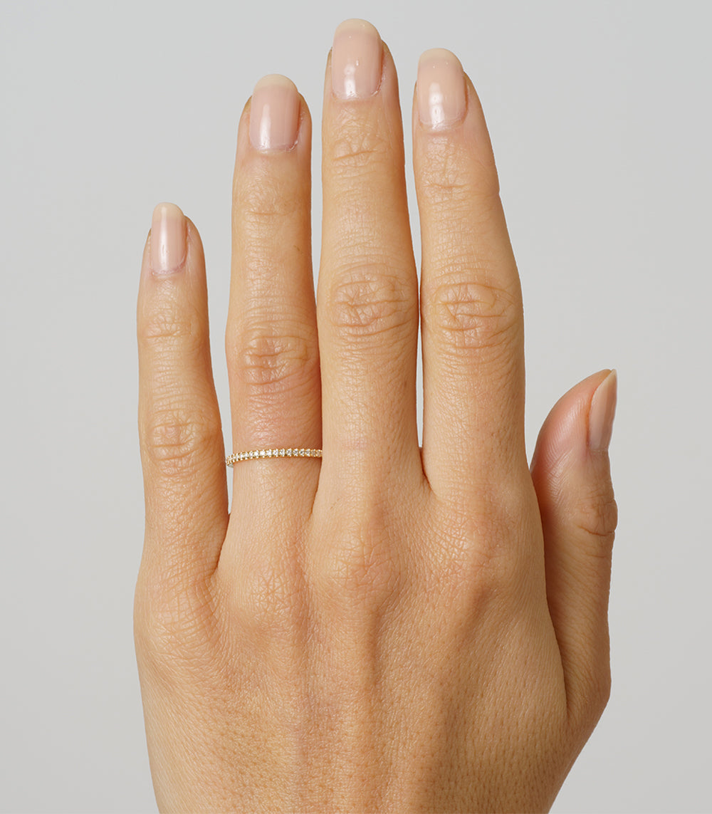 De Vil EB-R12 band ring in 14K yellow gold with a slim pavé sparkle row on finger