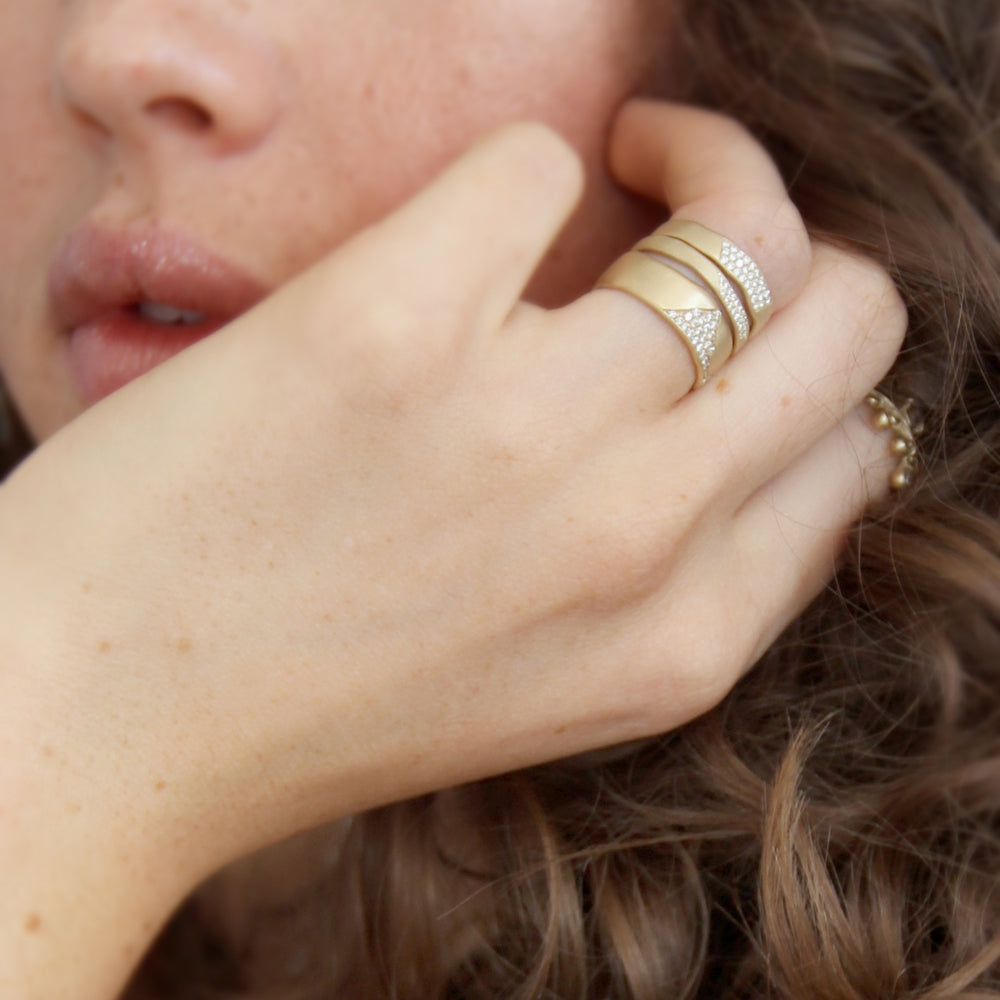 Cracked Band- 7mm P-R3-Cracked gold ring band in yellow gold, shiny cracked texture on hand