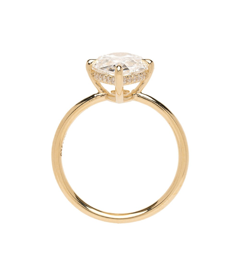 Annika Sofia Kaman engagement ring in 18k gold with halo-set round diamond and pavé band