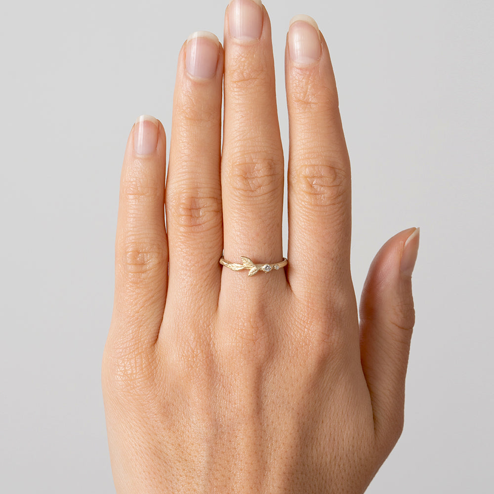 Twig Band ES-R4 14K yellow gold twig motif ring with leaf and sparkle detail on hand, shiny