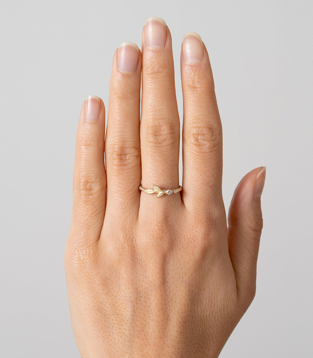 Twig Band ES-R4 14K yellow gold twig motif ring with leaf and sparkle detail on hand, shiny