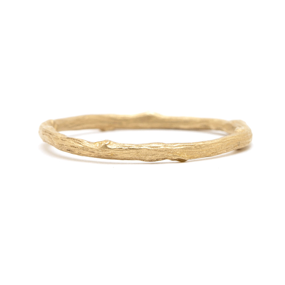 Twig Band ES-R1 14K yellow gold band with shiny twig-like textured wave detail