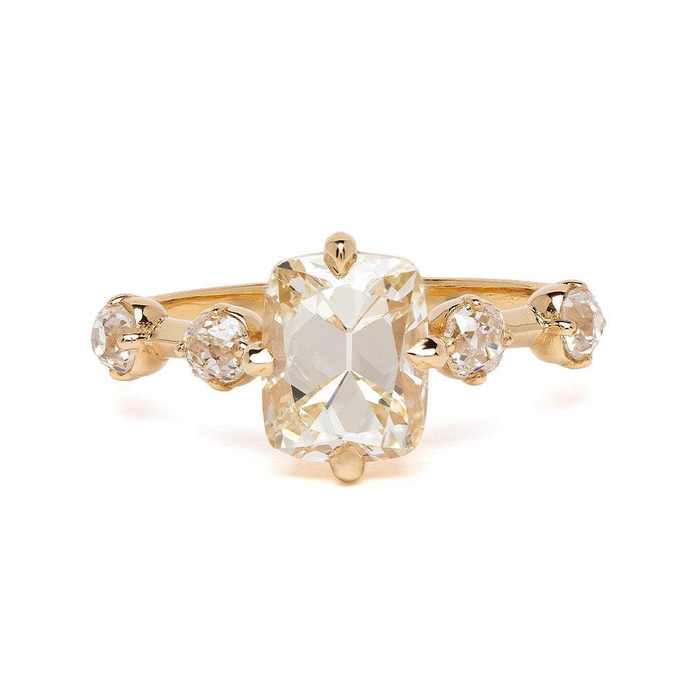 Estée SK-R112-ND-OMC-CD-1.82 3 stone engagement ring in gold with large central diamond and side stones.