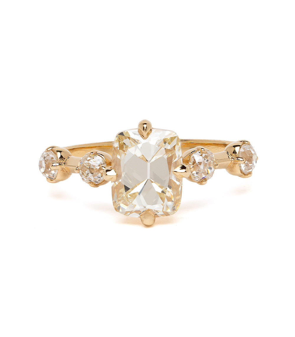 Estée SK-R112-ND-OMC-CD-1.82 3 stone engagement ring in gold with large central diamond and side stones.