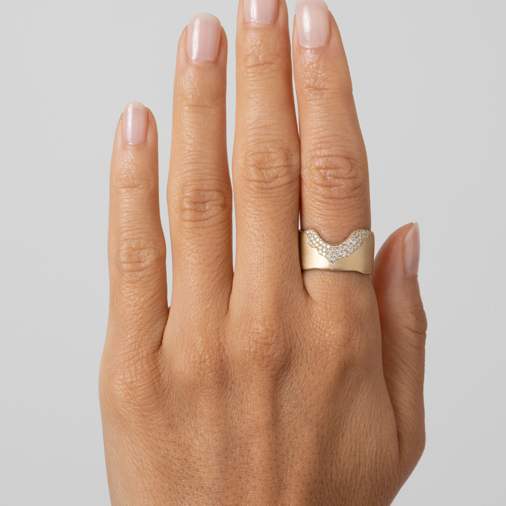 Rolling Hills II by P-R13-B, shiny yellow gold band with sculpted diamond motif on finger