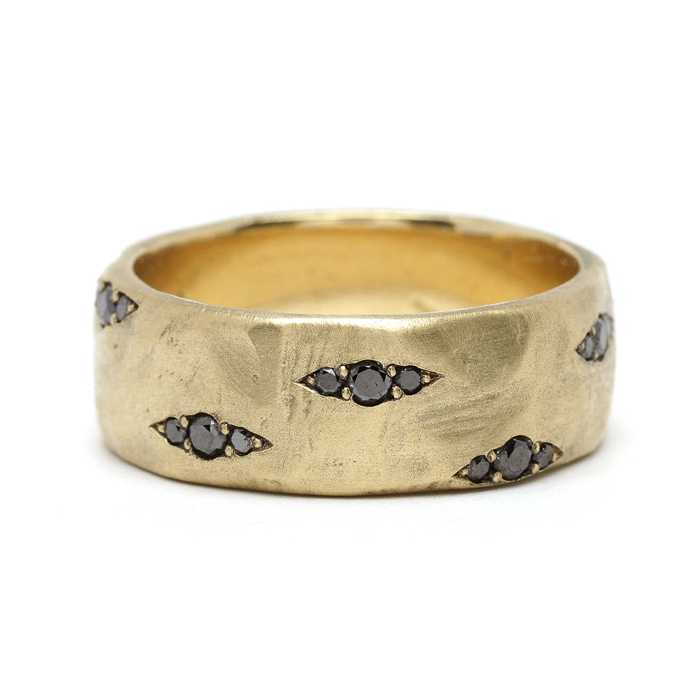 Dark and Mysterious GN-R1 band ring in gold with black gemstone clusters, shiny matte finish