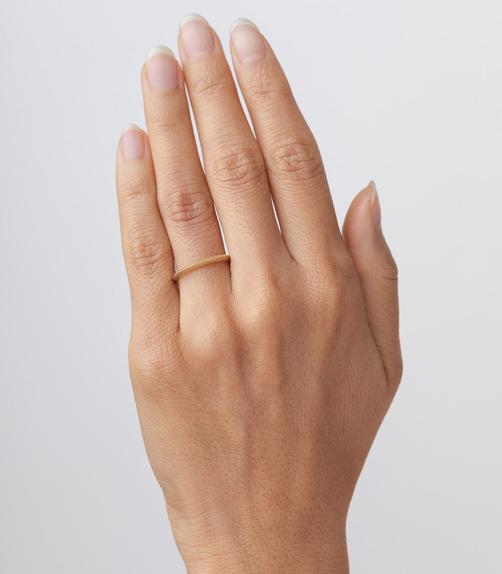 Knife Edge A-R25 14K yellow gold knife-edge band ring, shiny finish, understated everyday style
