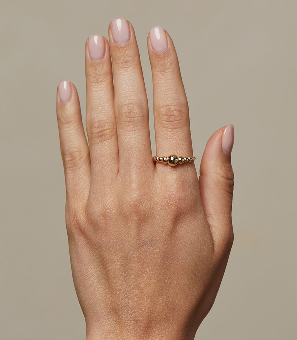 Bubbly Band SB-R4 ring in 14K yellow gold with shiny black beaded accents on finger