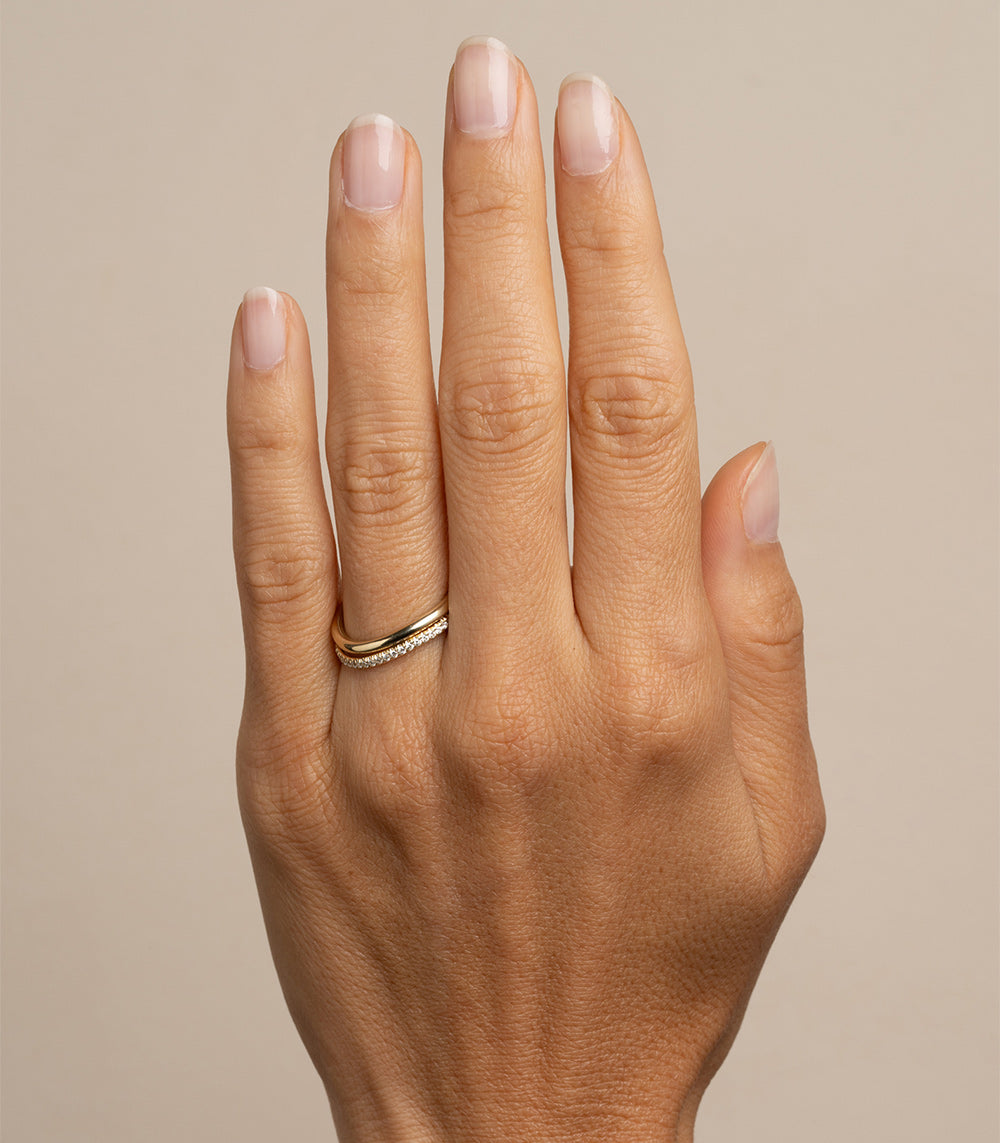 Mini Melt by EGB-R18 band ring in 14K yellow gold with slim shiny stack lines on finger