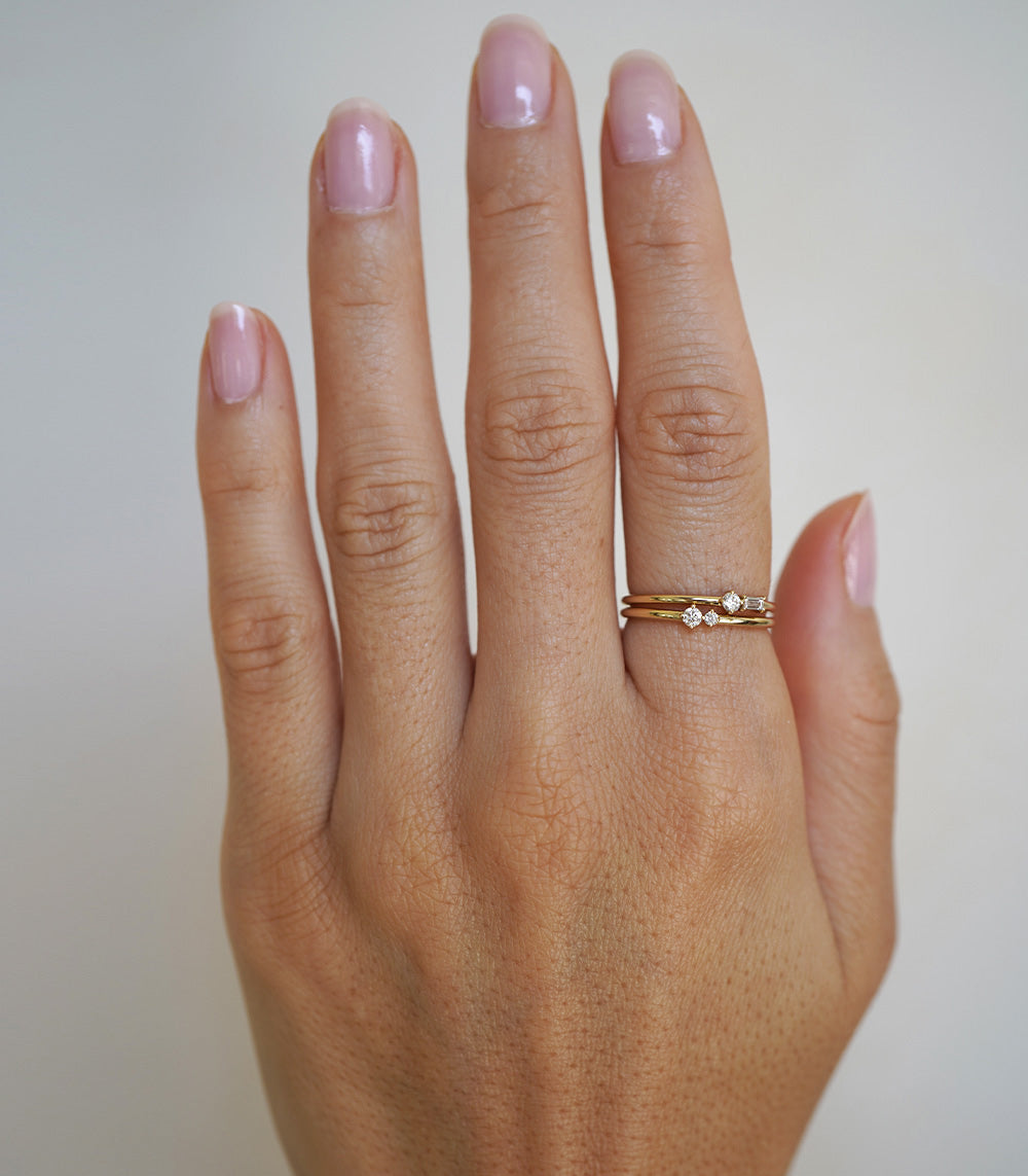 Confetti Band SB-R5 band ring in shiny yellow gold with small confetti-like stones on finger